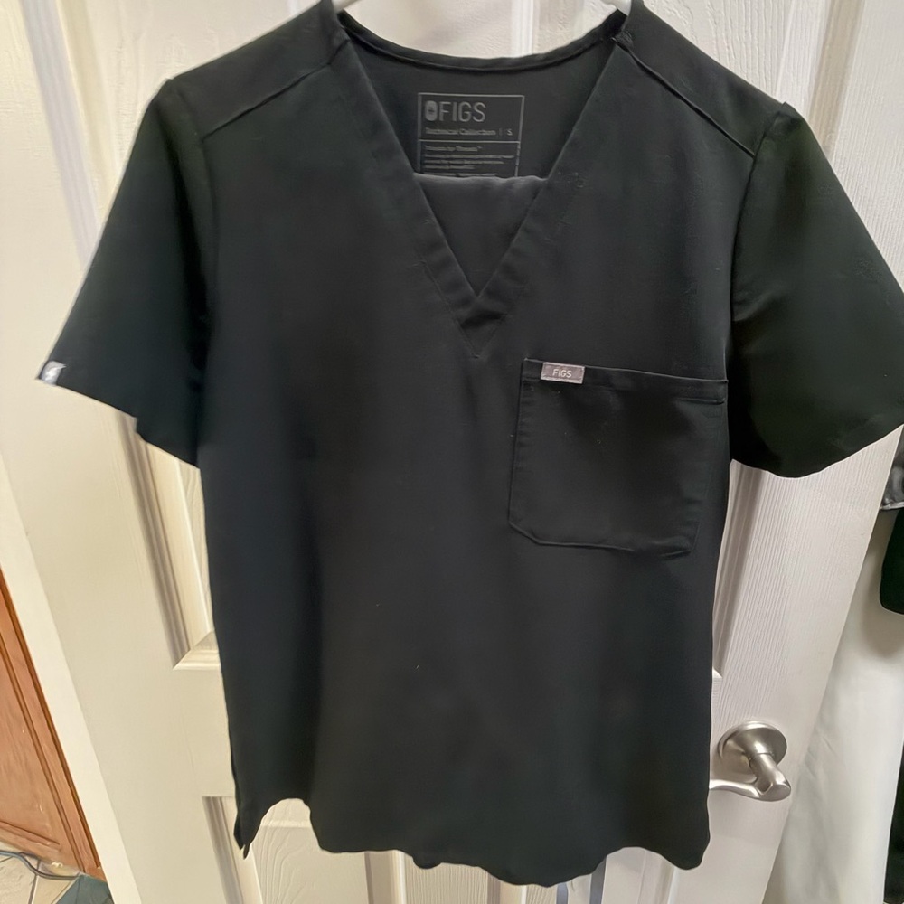 Figs women’s Black V-Neck Catarina Scrub Top with Zamora Joggers